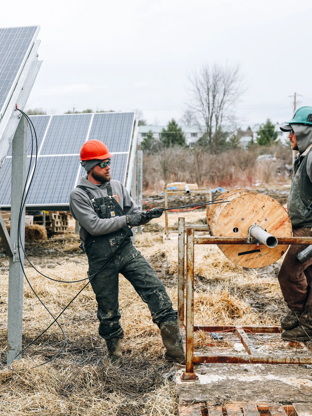 Panneaux solaires photovoltaïques installés sur une toiture en Suisse romande